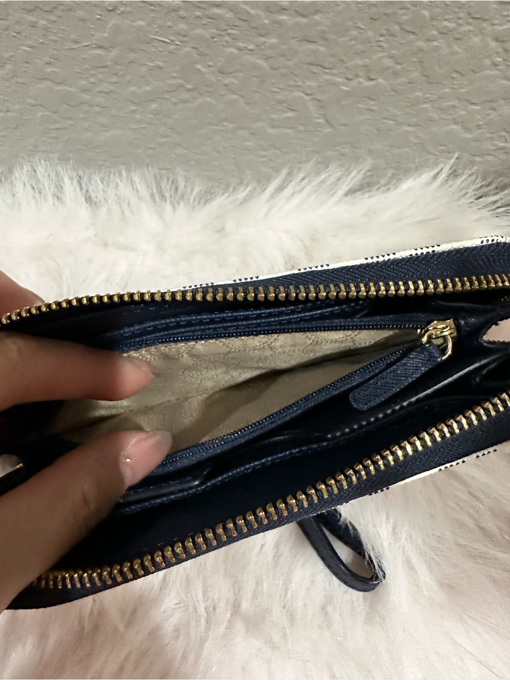 Michael Kors White-Navy Signature Print Logo Crossbody Bag with Matching Wallet - Picture 16 of 16